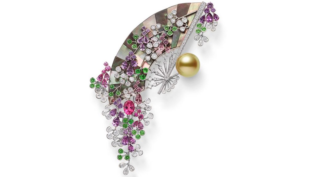 Brooch hand fan shape, with pink, green and purple diamonds and a gold pearl
